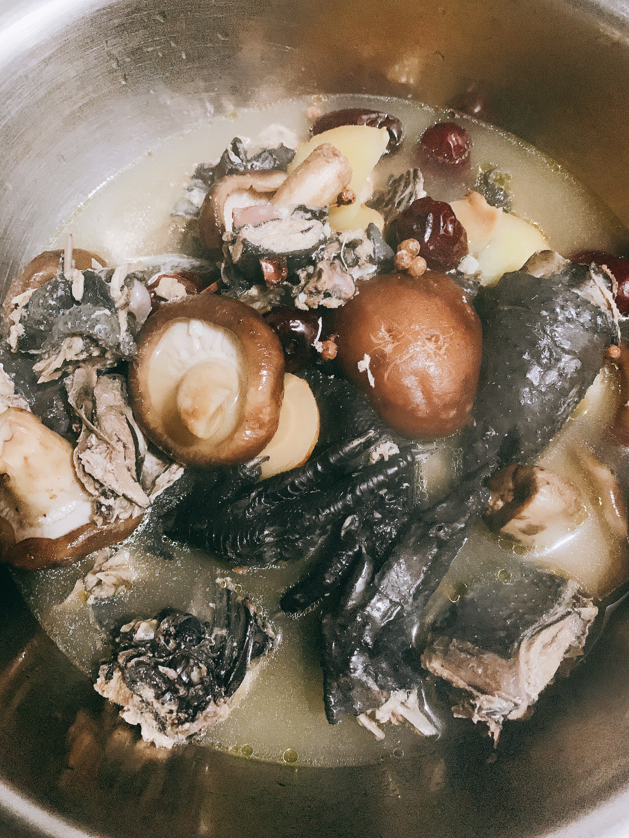 砂锅炖乌鸡汤的做法