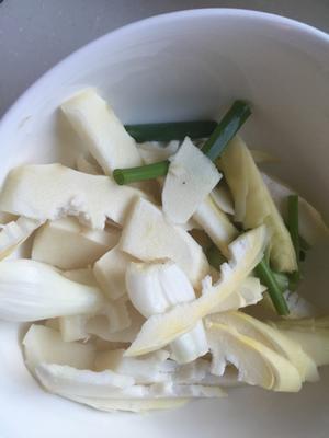 鲜笋豌豆炒腐皮卷的做法 步骤2