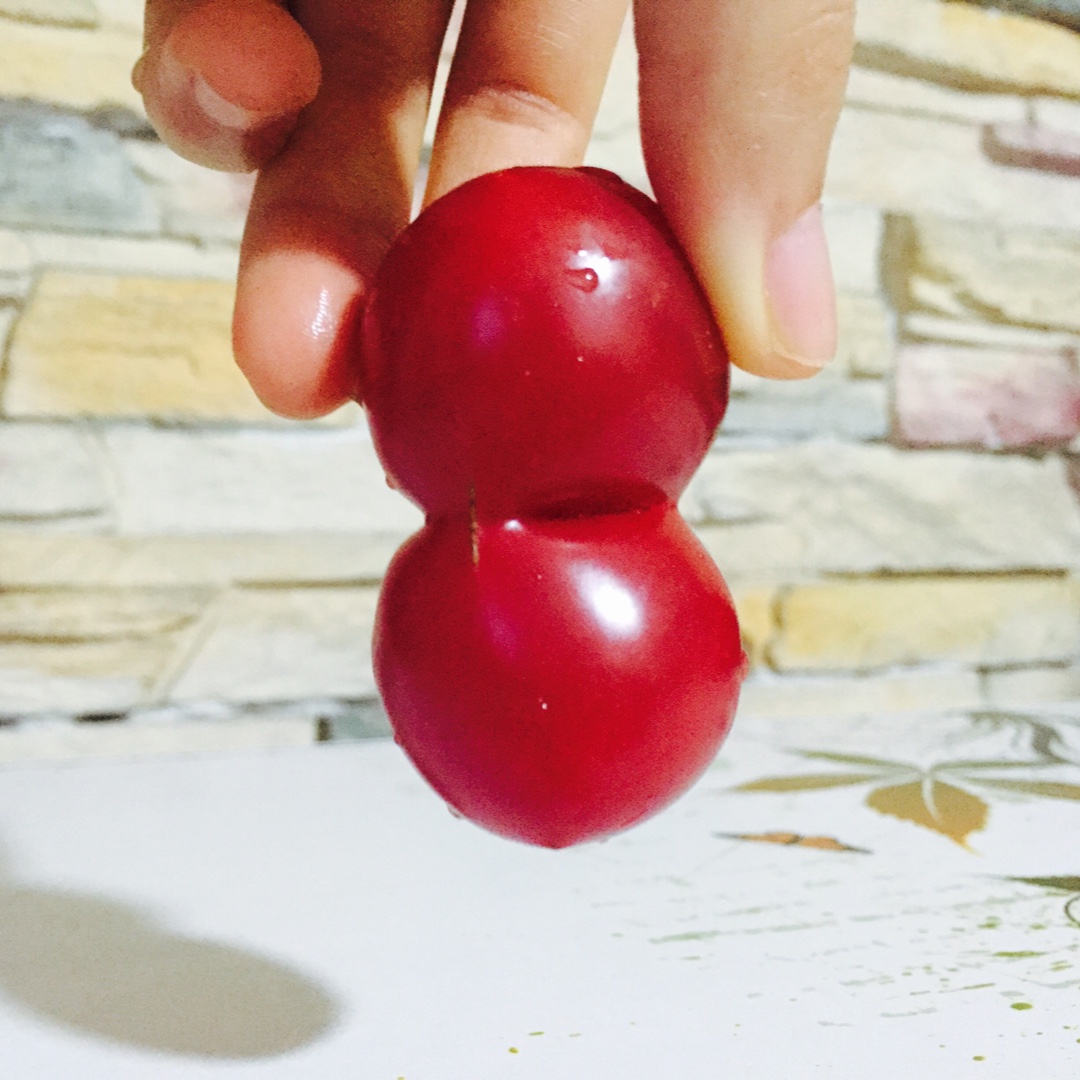 在10秒内把小西红柿切成心形