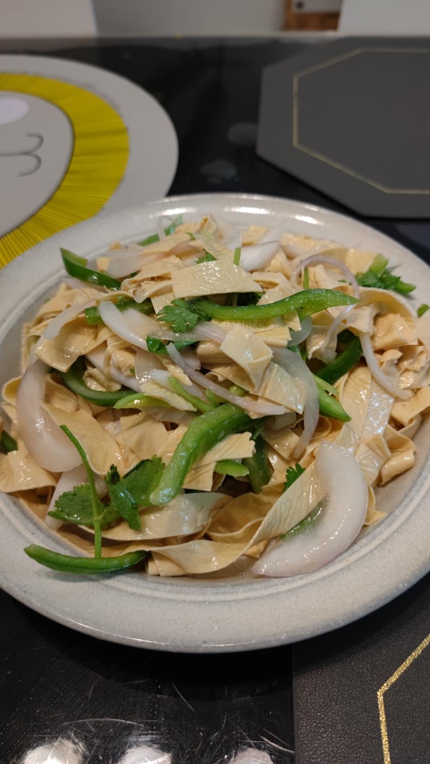 好吃的炝拌三丝（豆皮，青椒，圆葱）