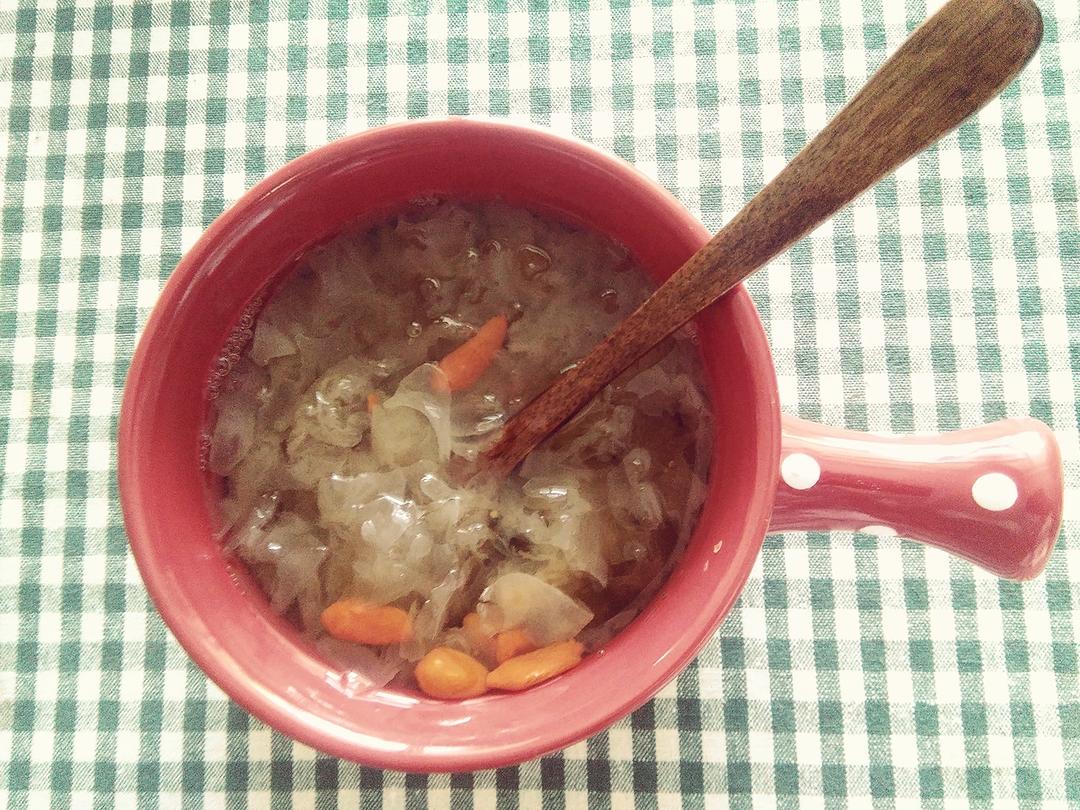 银耳枸杞汤-最佳早餐的做法