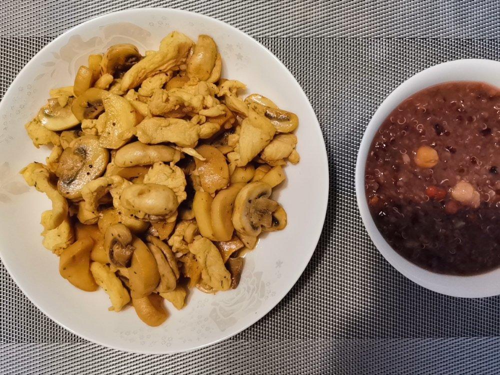 黄油口蘑炒鸡肉