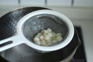 红豆糯米小丸子小汤圆——如何在5分钟内搓好一盘小丸子的做法 步骤8