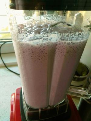 蓝莓牛奶的做法 步骤3