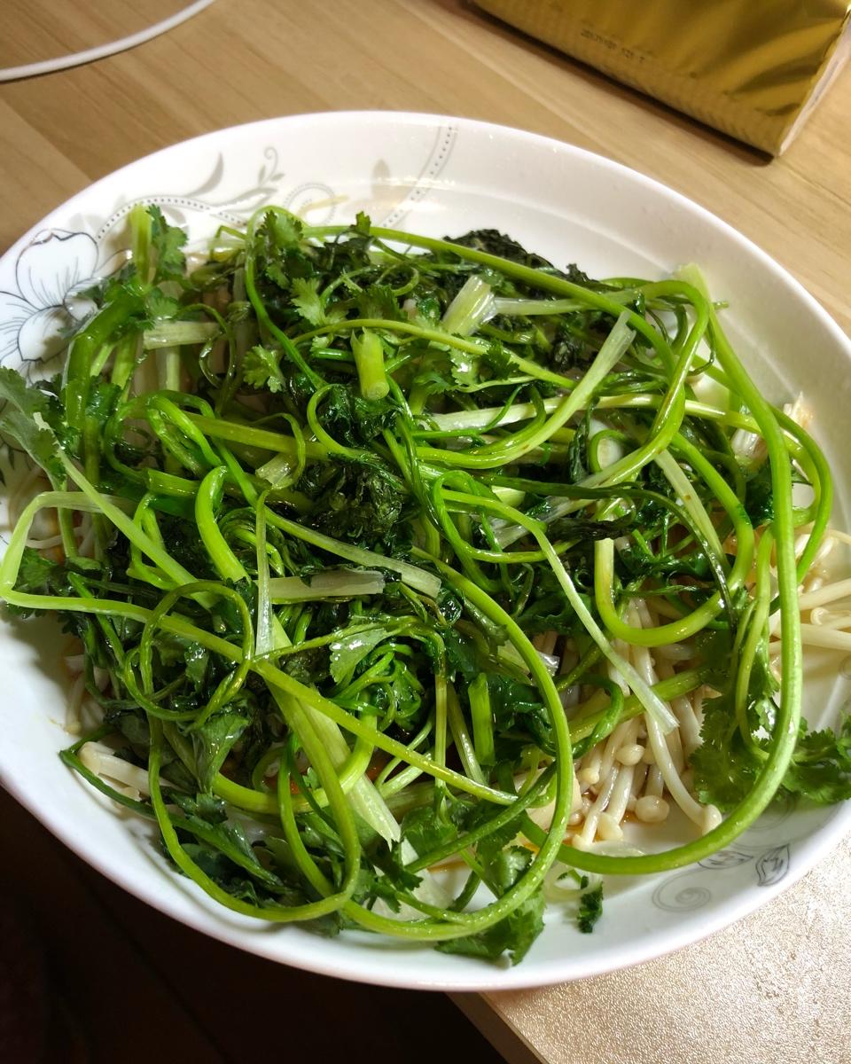 葱油金针菇——10分钟快手菜，你绝对不能错过的美味~