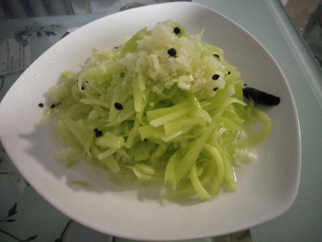 椒油炝拌莴笋丝