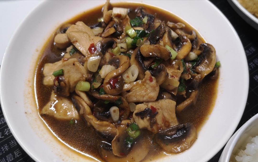 鸡胸肉炒蘑菇