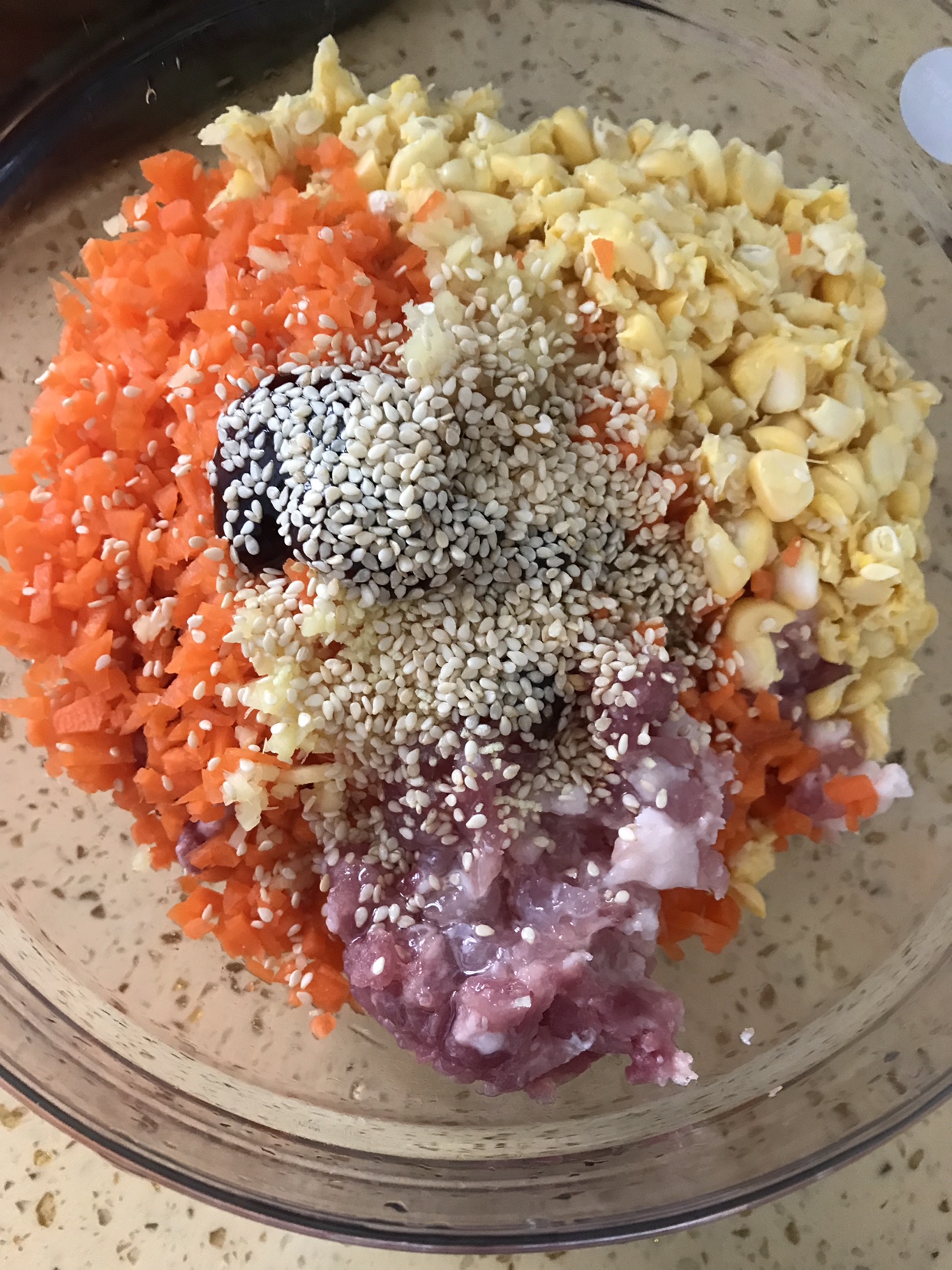 玉米胡萝卜猪肉饺子、韭菜猪肉饺子的做法 步骤2