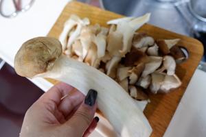 蘑菇豆腐煲的做法 步骤1