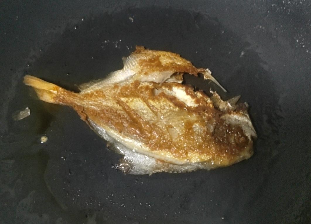 完美版干煎鲳鱼，皮不破、肉不碎、外香里嫩。