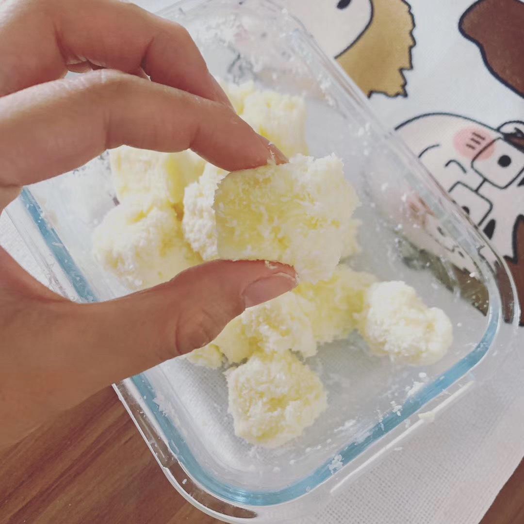 【视频】85度C 椰蓉牛奶小方～不用烤箱的夏日甜点