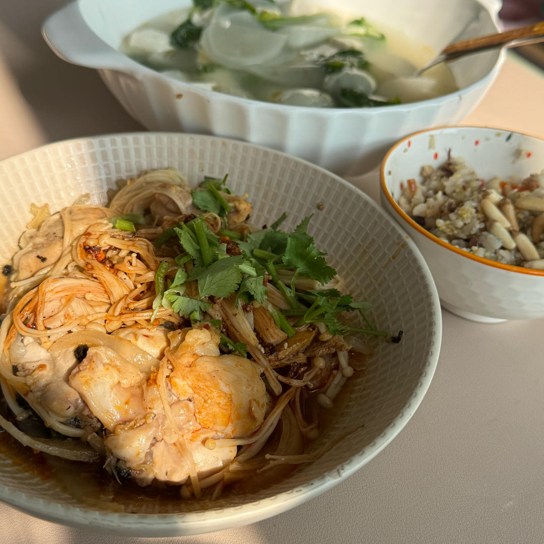 豉汁蒸鸡腿肉+剁椒金针菇 一个Bruno锅搞定