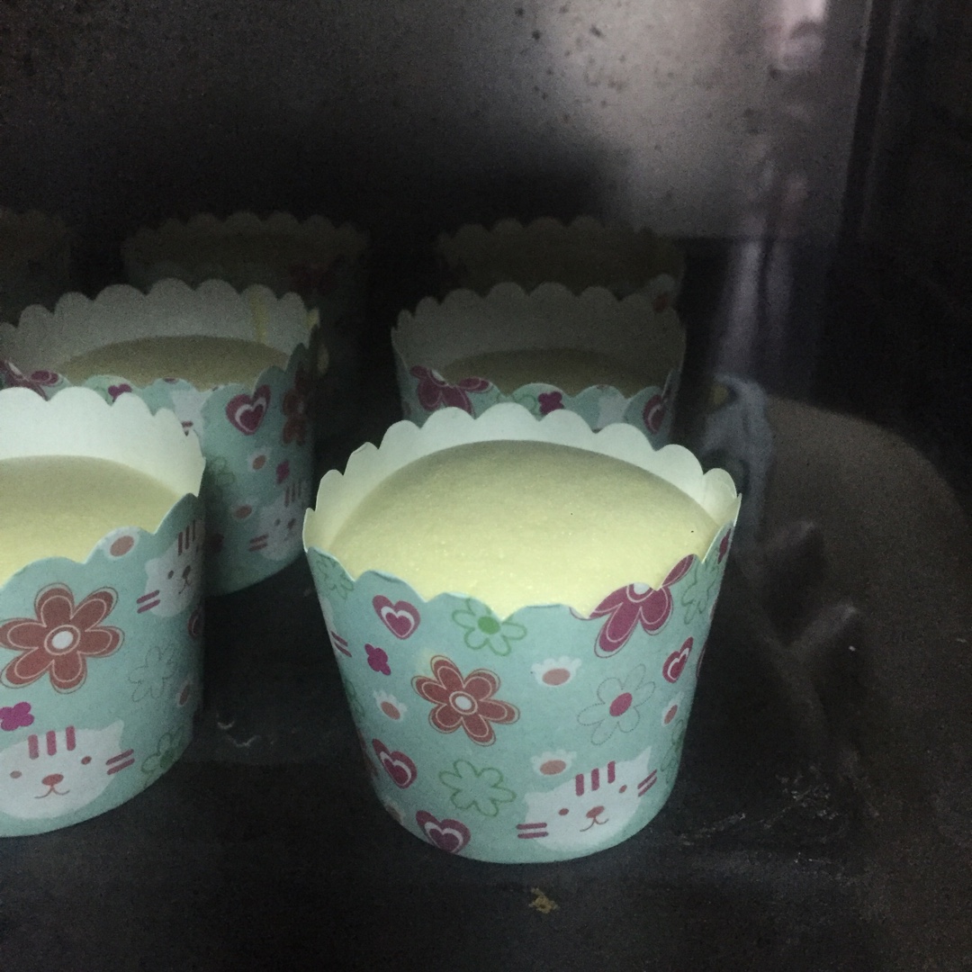 戚风杯子蛋糕^_^不开裂不回缩喔～