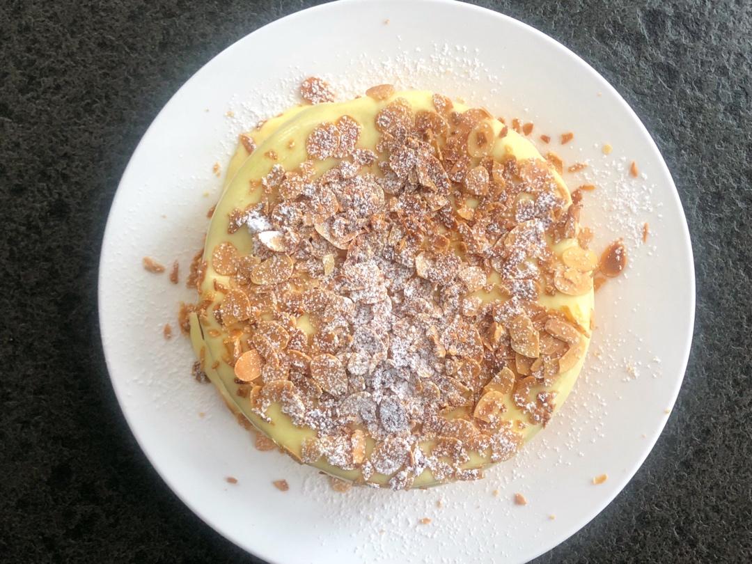 海盐奶盖爆浆蛋糕和爆浆纸杯蛋糕