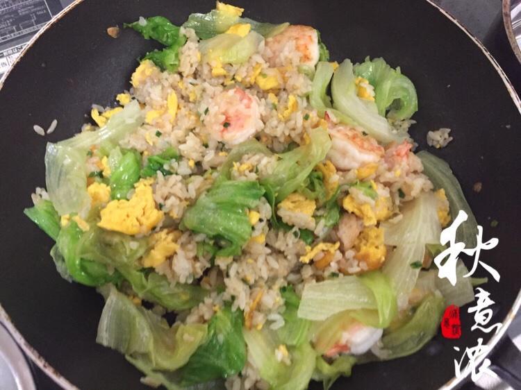 日式酱油炒饭
重要的有几点：
1.虾，加入适量盐、蛋清和淀粉，腌制10分钟。
2.两颗蛋+一勺蛋黄酱，打散，搅拌均匀。
3.饭，加入适量盐、葱花和白胡椒粉炒。之后在锅边缘留一个角倒入2勺酱油，待酱油变得粘稠时拌入米饭。
4.加入先时炒的虾，炒蛋最后加入球生的做法