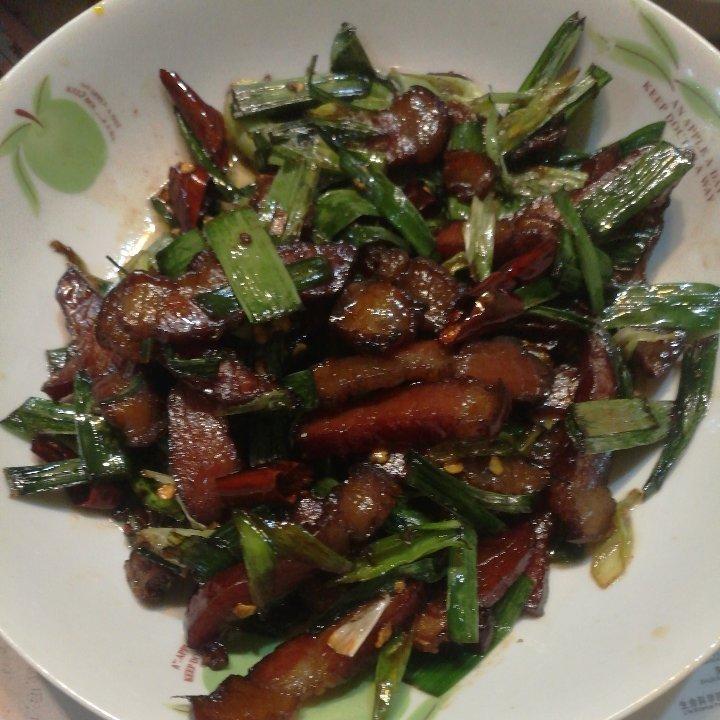 麦昆妈妈做的最具人间烟火气的大蒜辣椒炒湘西腊肉
