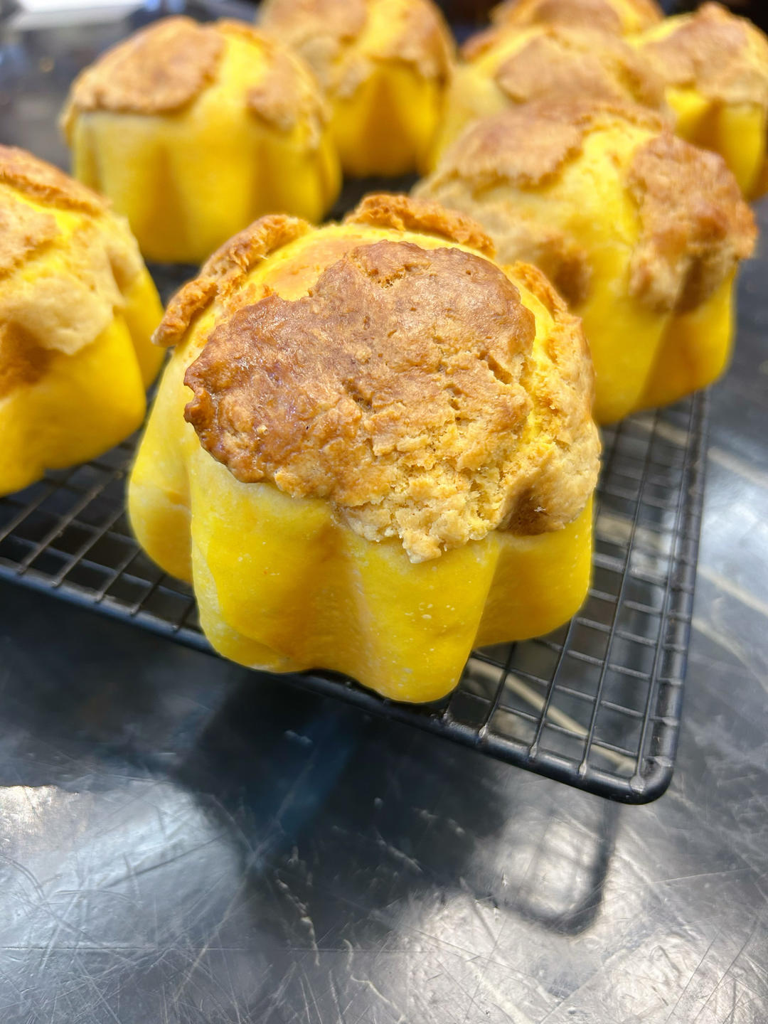 做100款面包の12：在家开茶餐厅!港式菠萝包 –不划格子自然裂开的香酥脆皮！菠萝油/酥皮包