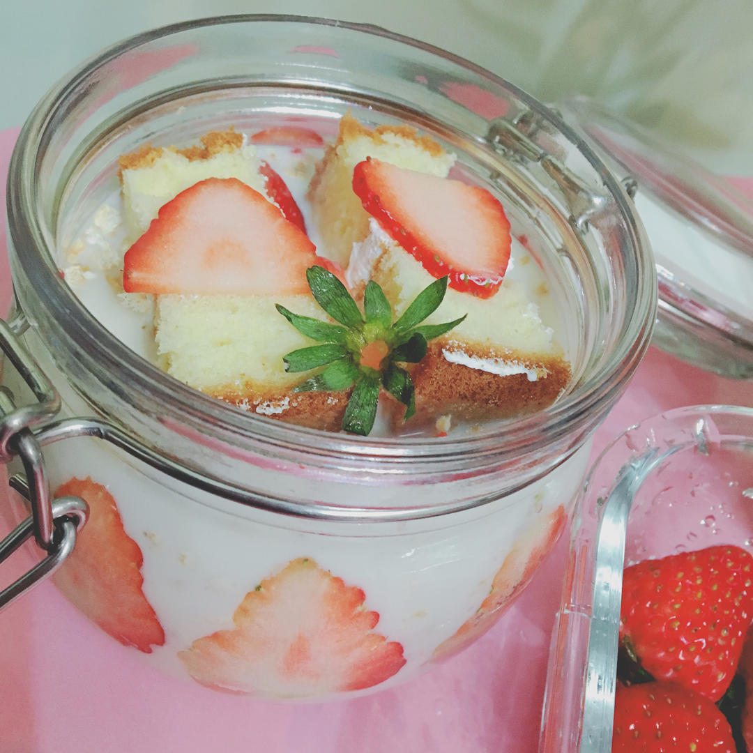健康草莓麦片酸奶杯🍓