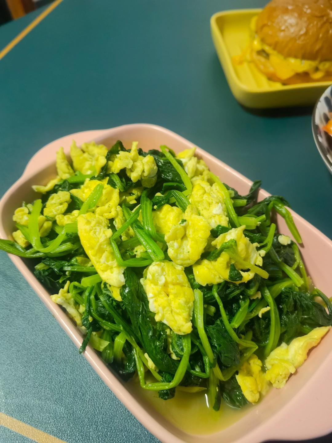 可缓解用眼疲劳的鸡蛋炒菠菜来啦