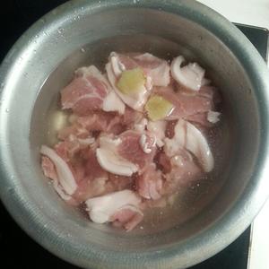 酸菜白肉_(╥﹏╥)%冬日獨享暖心炖菜的做法 步骤4