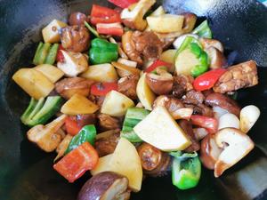 香菇土豆炖鸡腿的做法 步骤5