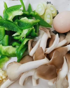 平菇青椒炒鸡蛋的做法 步骤1