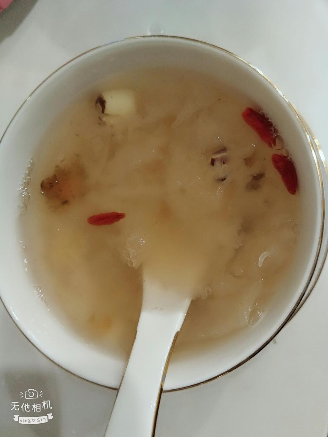 美容润肤 益气补血《桃胶桂圆银耳羹》