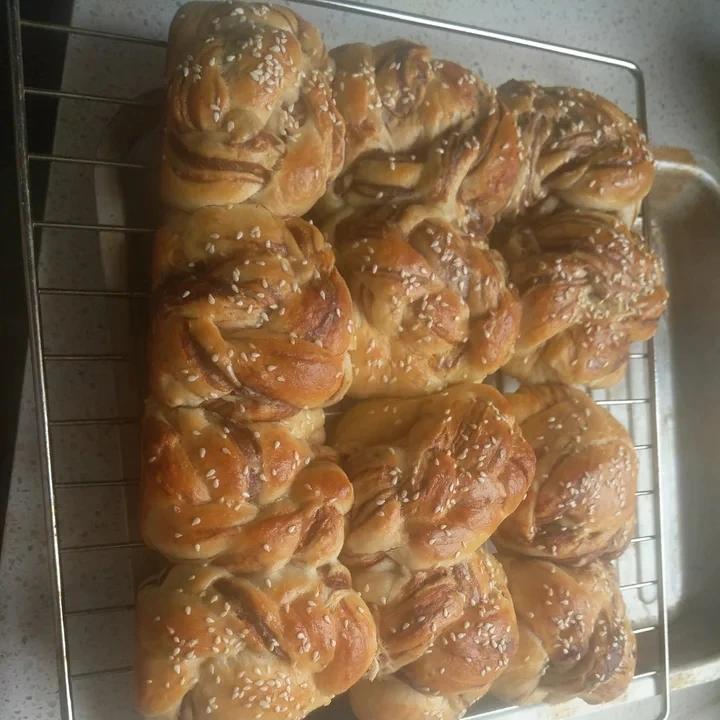 街头卖爆的毛毛虫豆沙面包