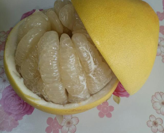 巧剥柚子皮的做法