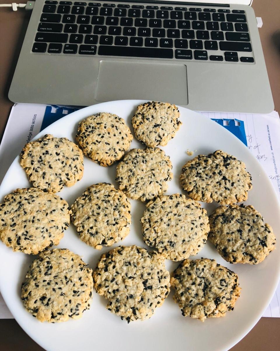 素食:有机燕麦芝麻大饼干