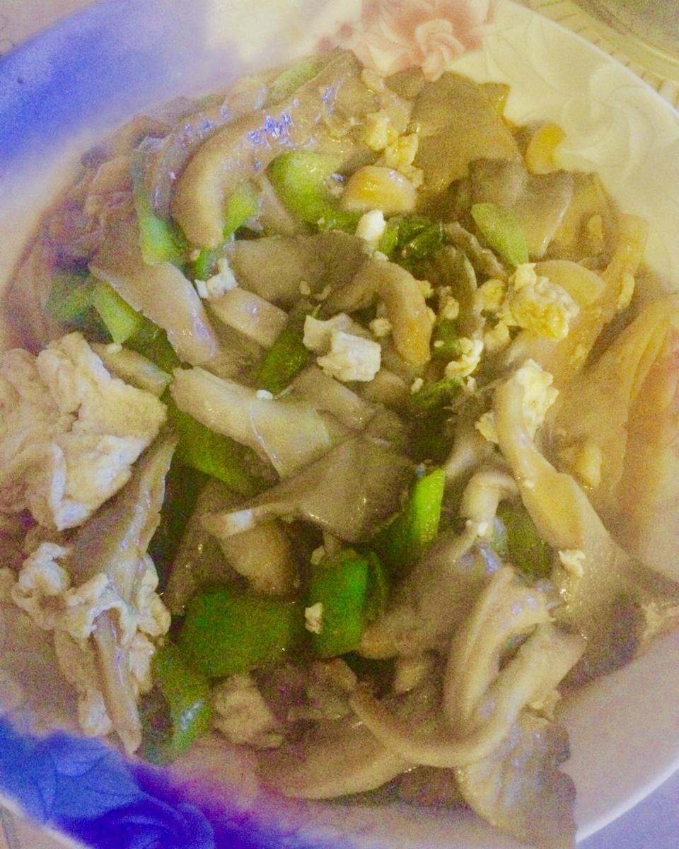 平菇青椒炒鸡蛋 好吃又营养的超快手家常菜
