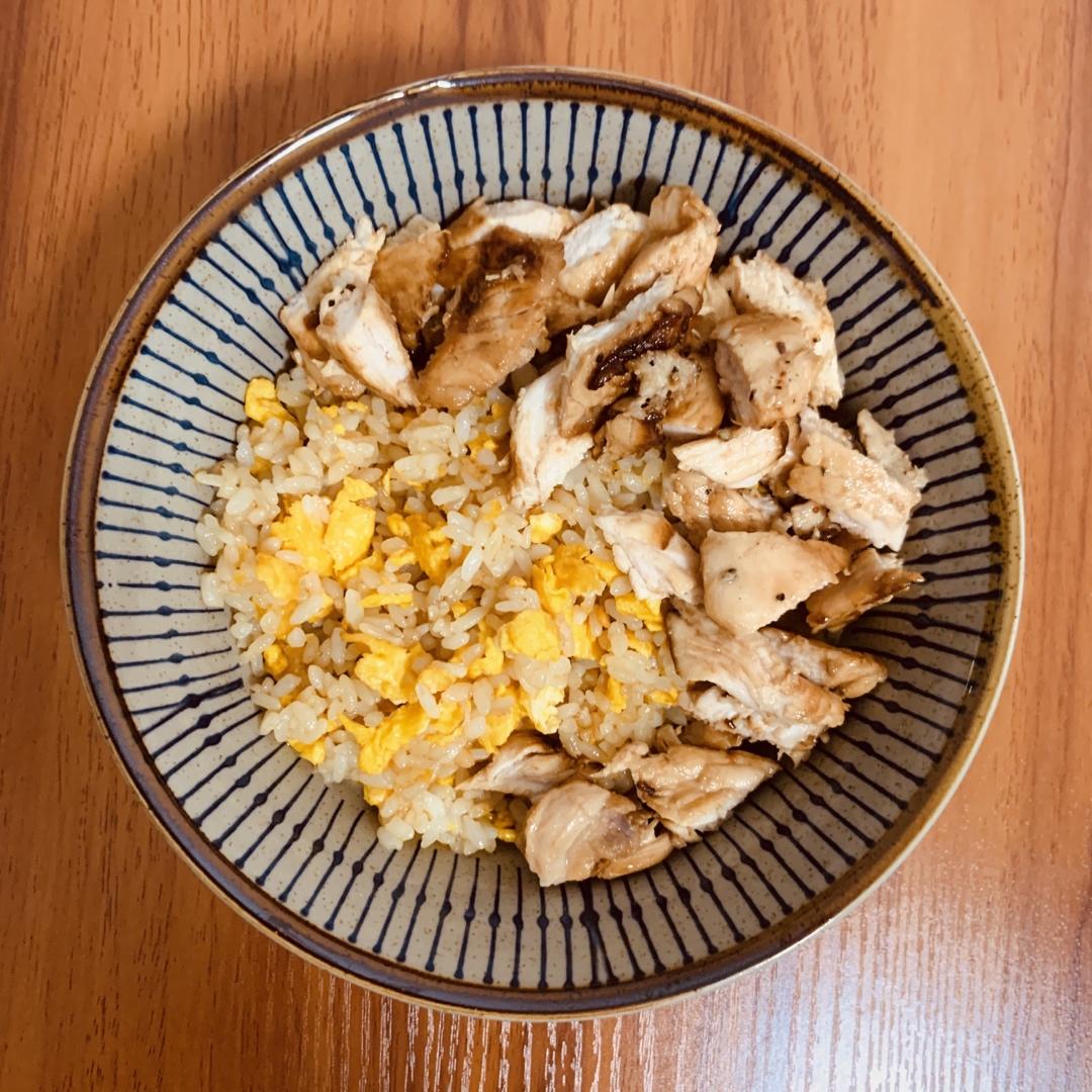 香煎鲜嫩多汁的黑椒鸡胸肉