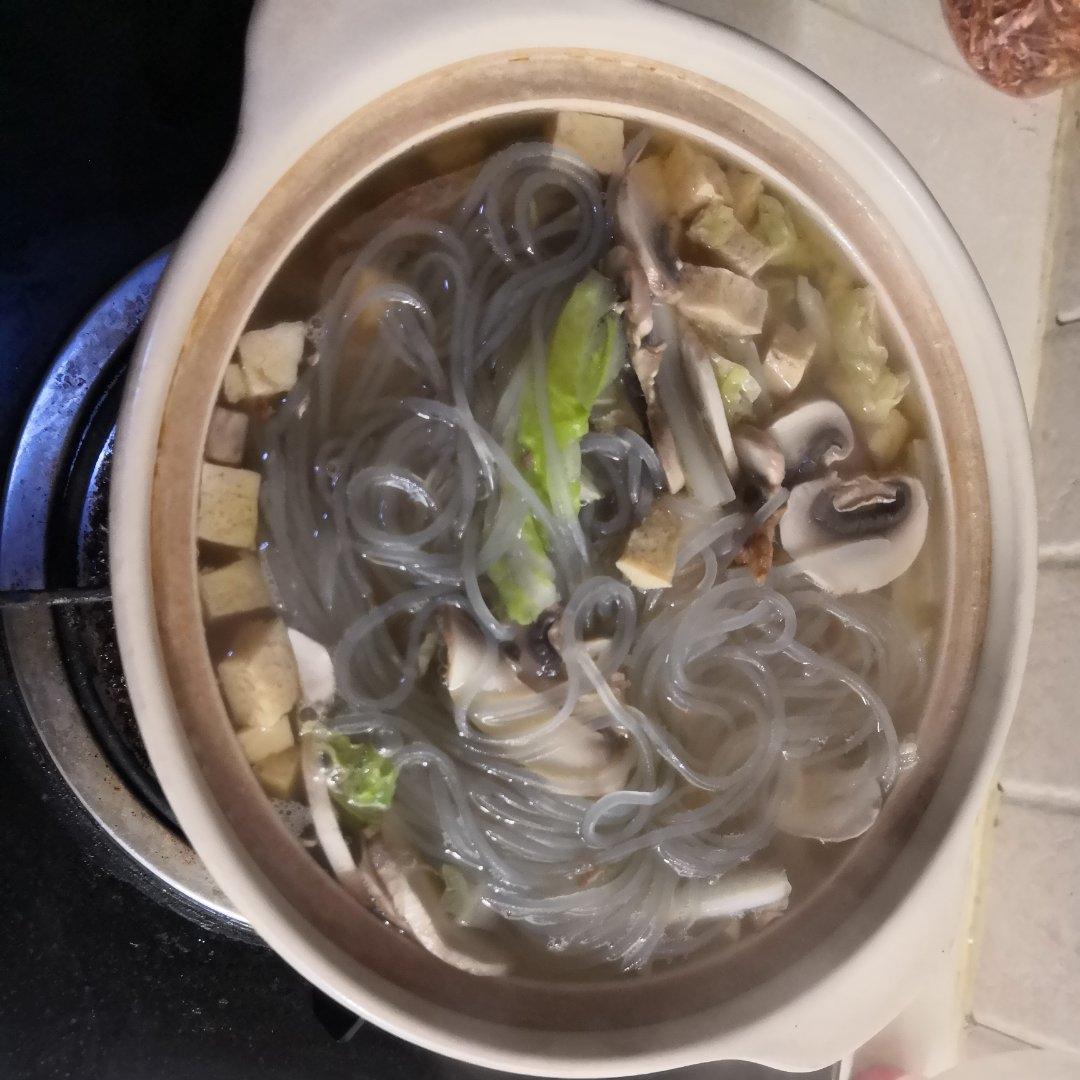 下班回家不想做饭，不如来试试这道超快手的美食—牛肉粉丝砂锅