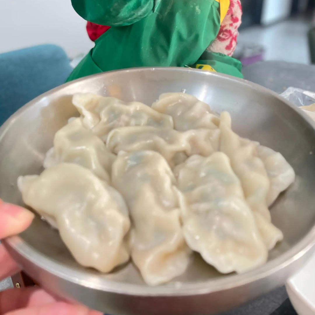 韭菜猪肉饺子(附擀皮和最简单的饺子包法)