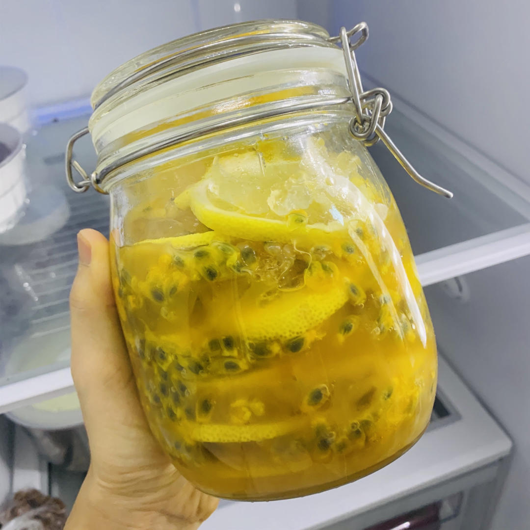 美白秘笈夏日最爱蜂蜜冰糖百香果柠檬茶