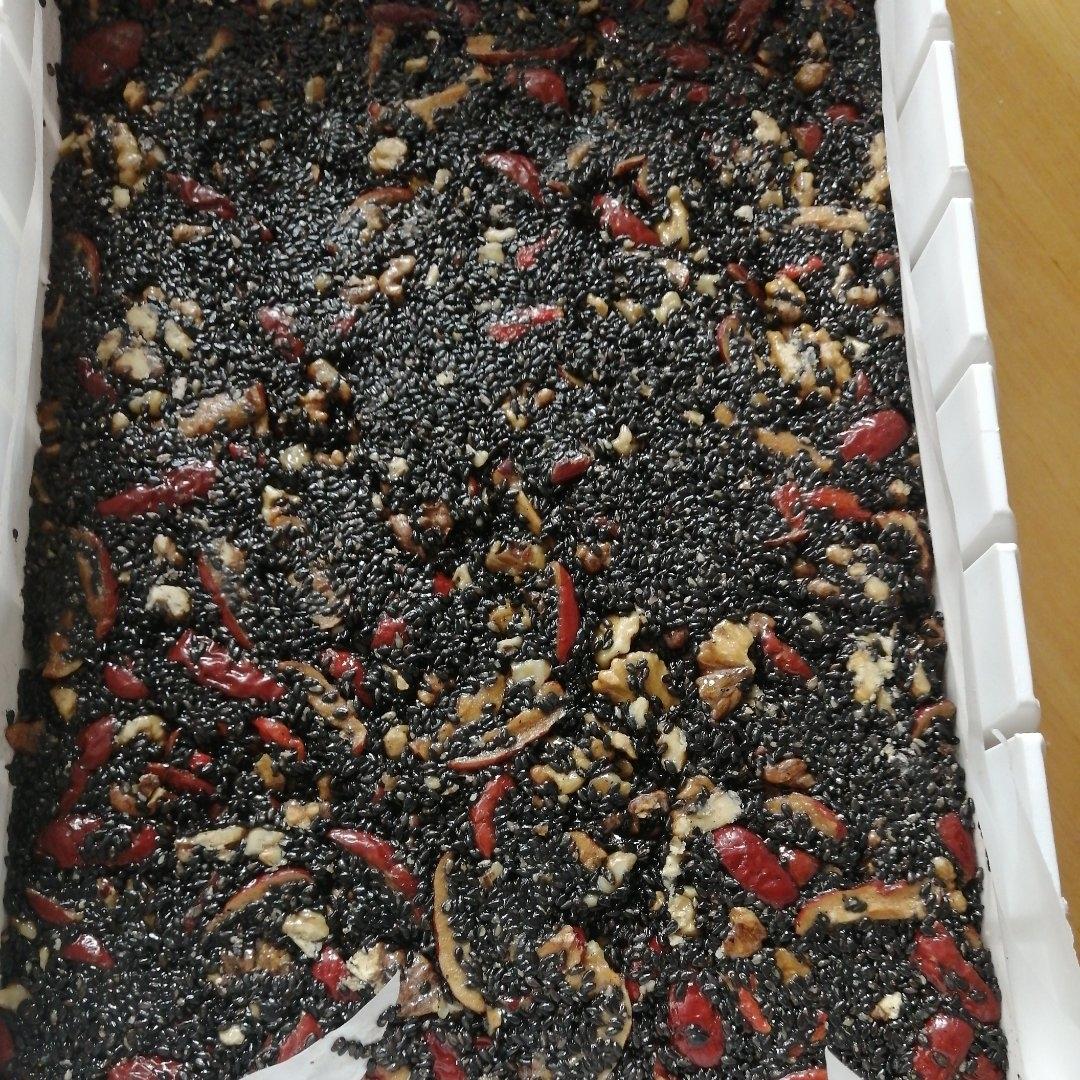 黑芝麻核桃红枣杞子糕