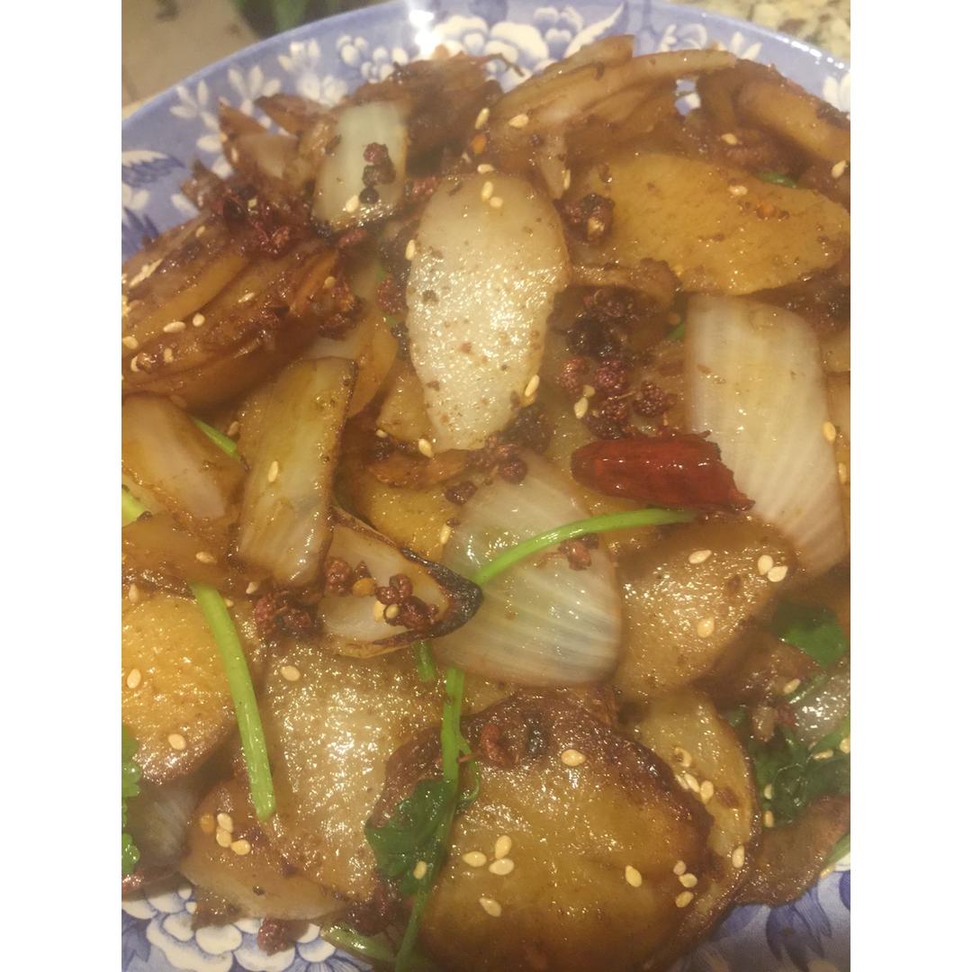 边吃边流泪的「孜然土豆片」