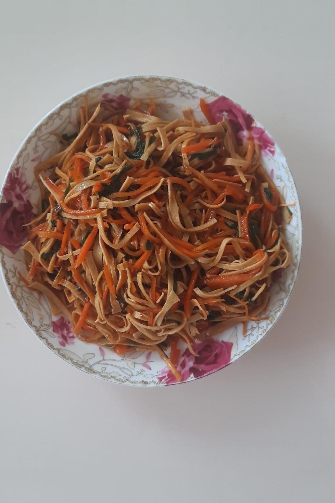 豆豉蚝油胡萝卜青椒火腿肠丝炒百叶丝😋