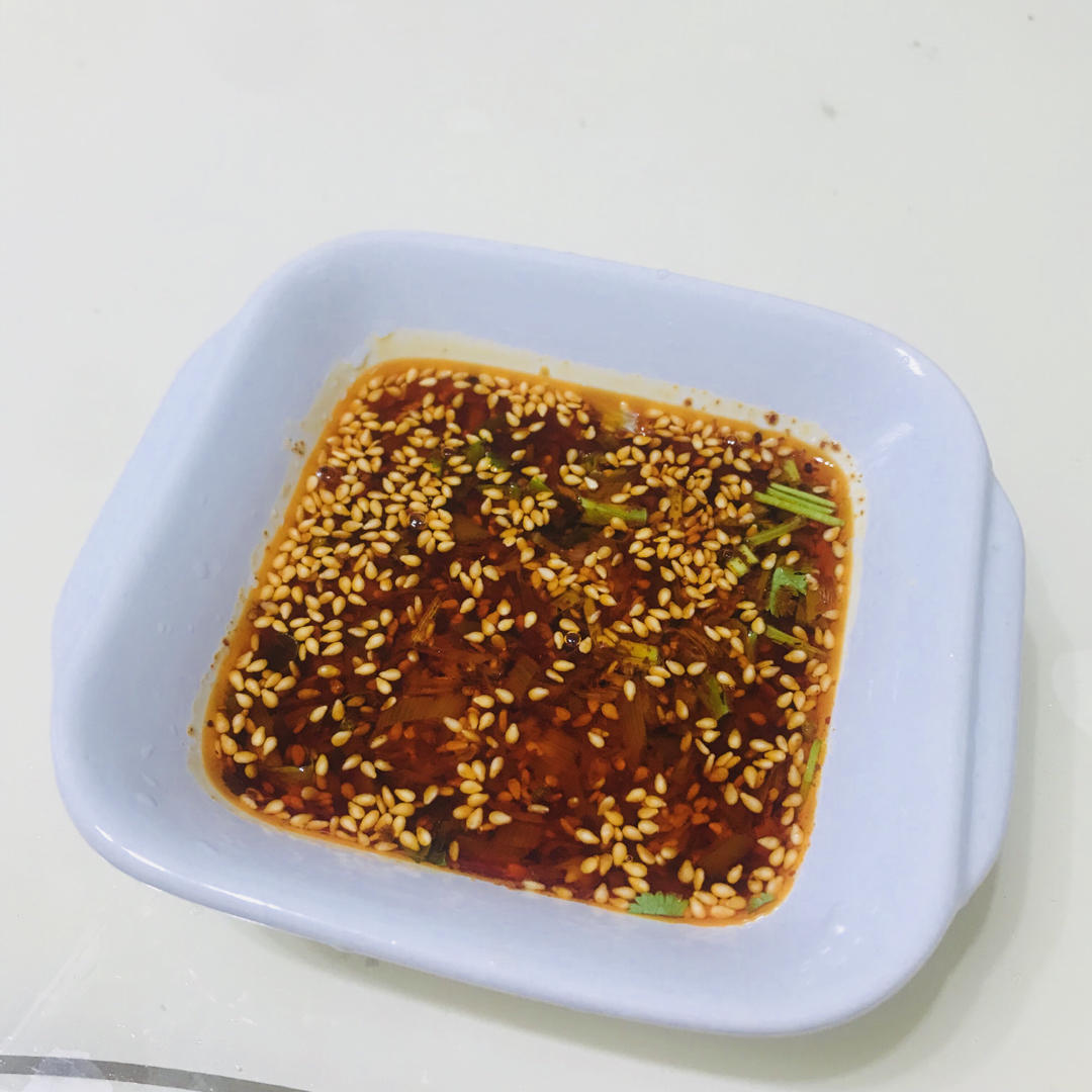 手里还握着一壶烈酒做的饺子蘸料 香辣酱 酱汁 万能酱(简单快捷)