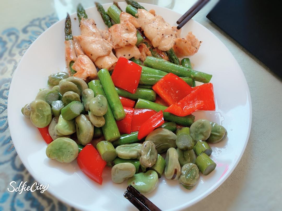 鲜嫩多汁的芦笋鸡胸肉卷，减肥餐也超级鲜美。