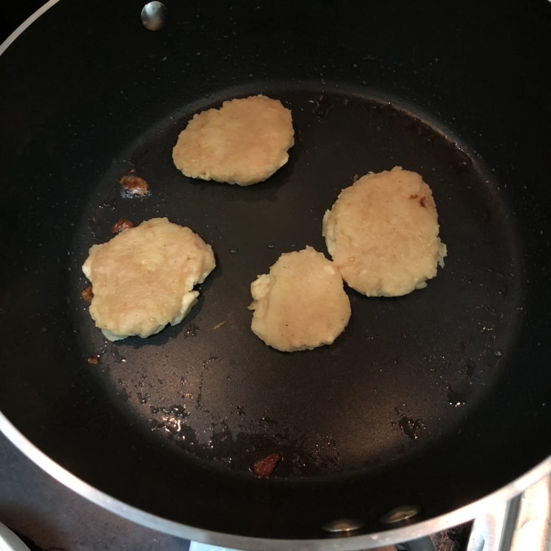 土豆鸡肉饼的做法 步骤6