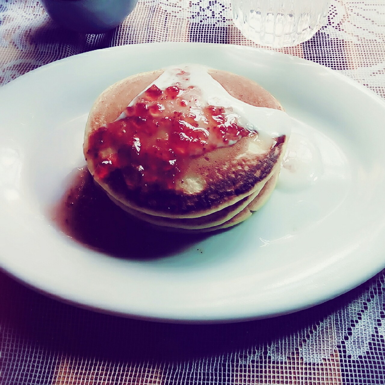 【酸奶松饼yogurt pancake】，搭上黑莓果酱和枫糖的美味。