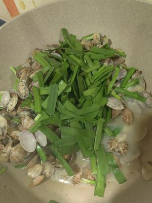 韭菜炒蛤蜊🌶️不放一滴水🌶️超级鲜美的做法 步骤9