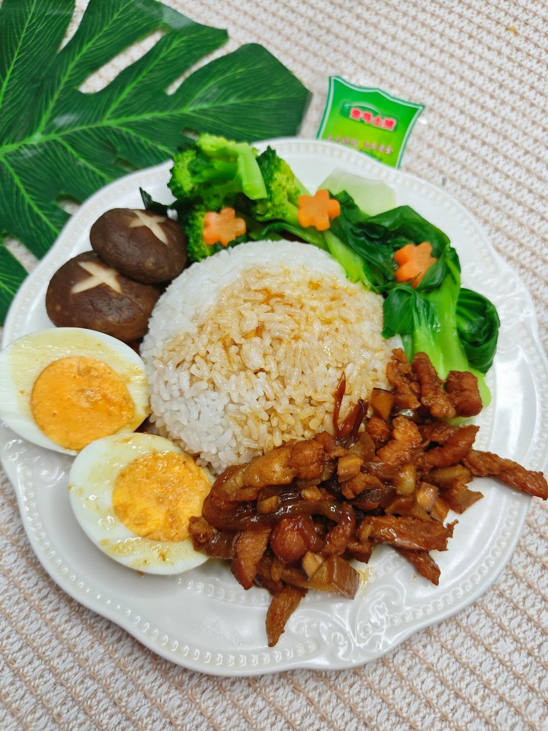 狂炫三大碗的鹵肉飯