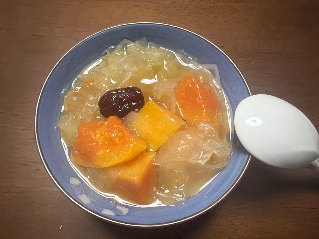 养颜美容木瓜银耳百合红枣羹