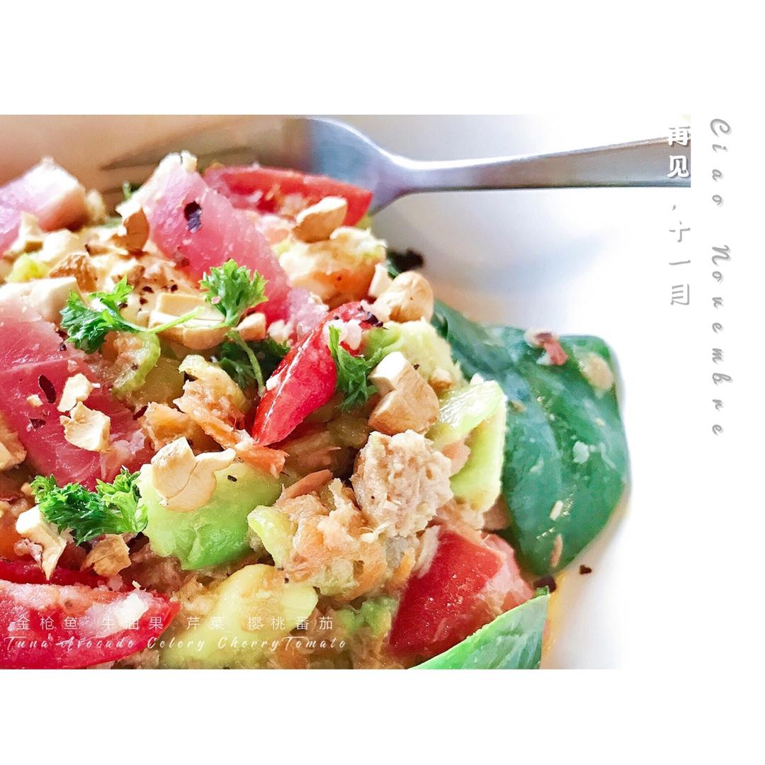 基础但靠谱的金枪鱼牛油果沙拉