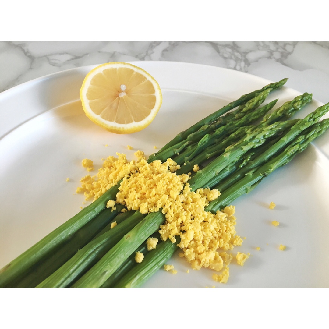 法式芦笋佐鸡蛋黄芥末汁 Asparagus Mimosa