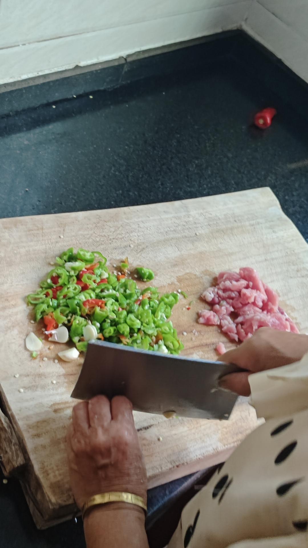 辣椒炒肉的做法