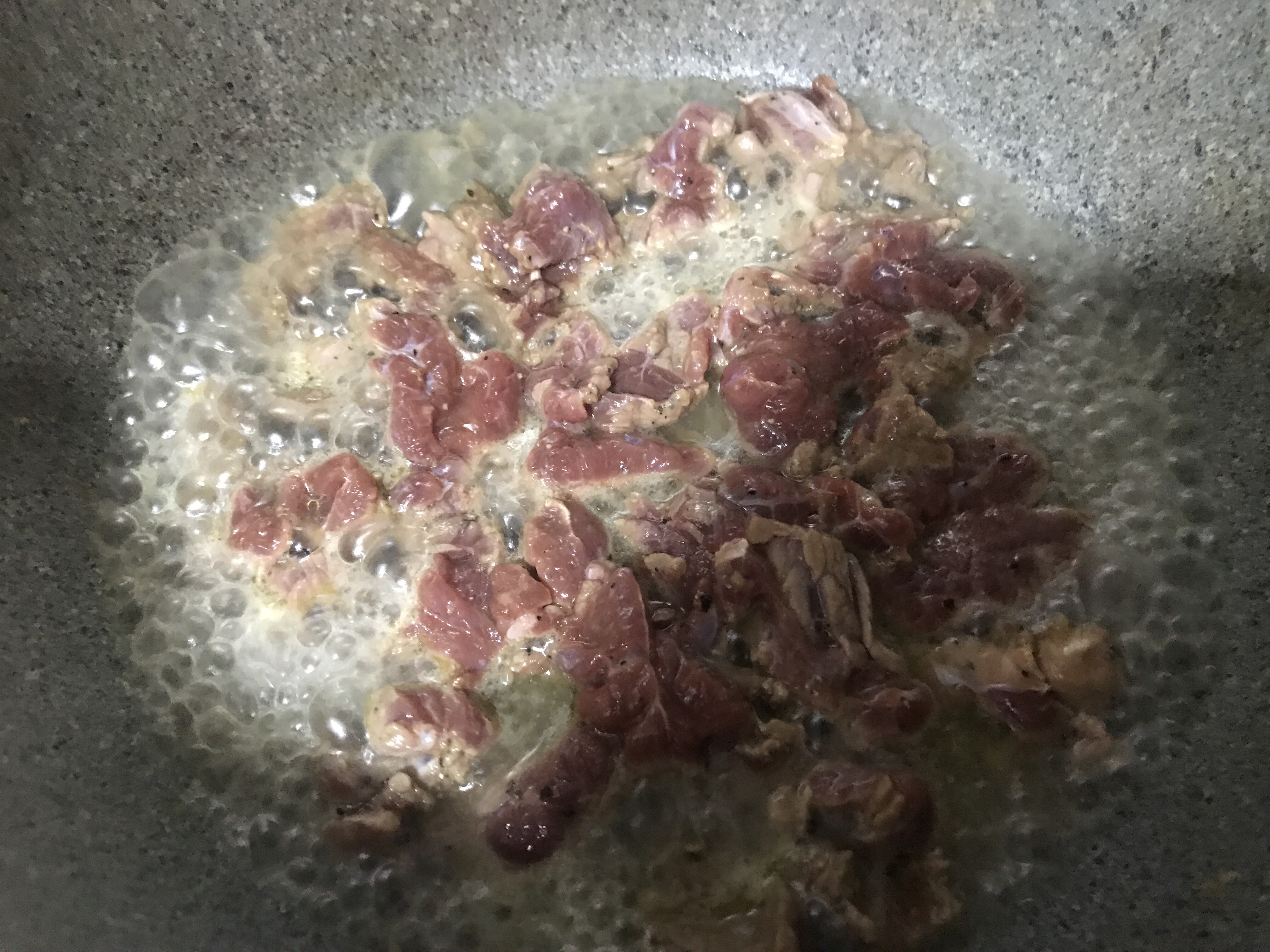 减脂黑椒牛肉彩椒面魔芋面的做法 步骤2