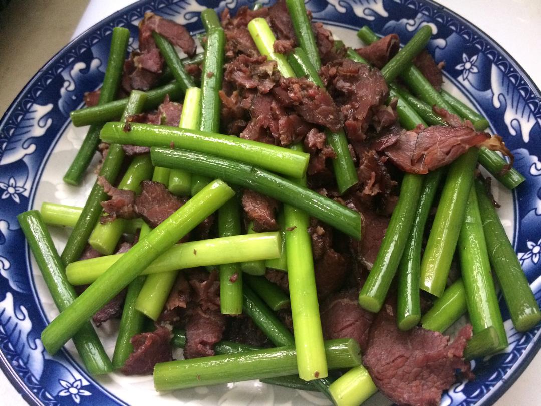 腊牛肉蒜薹的做法